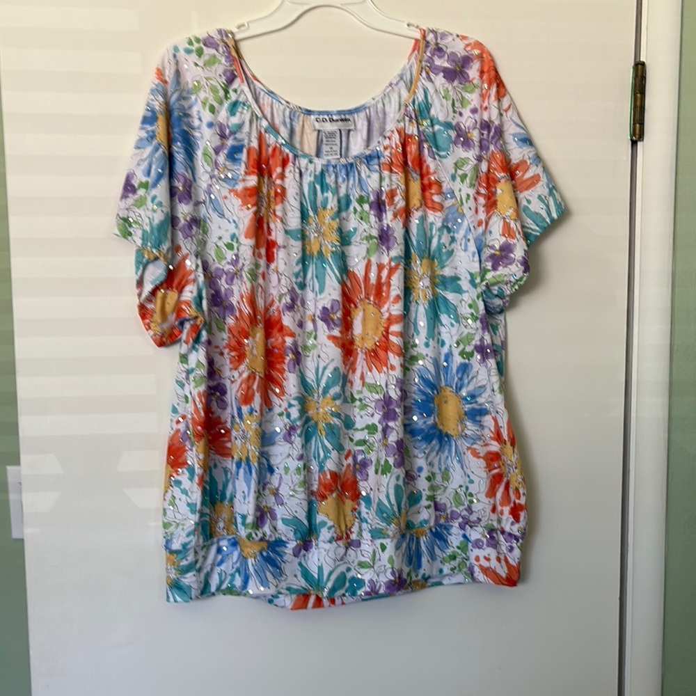 C.D. Daniel’s Floral top with silver sparkles
Great condition